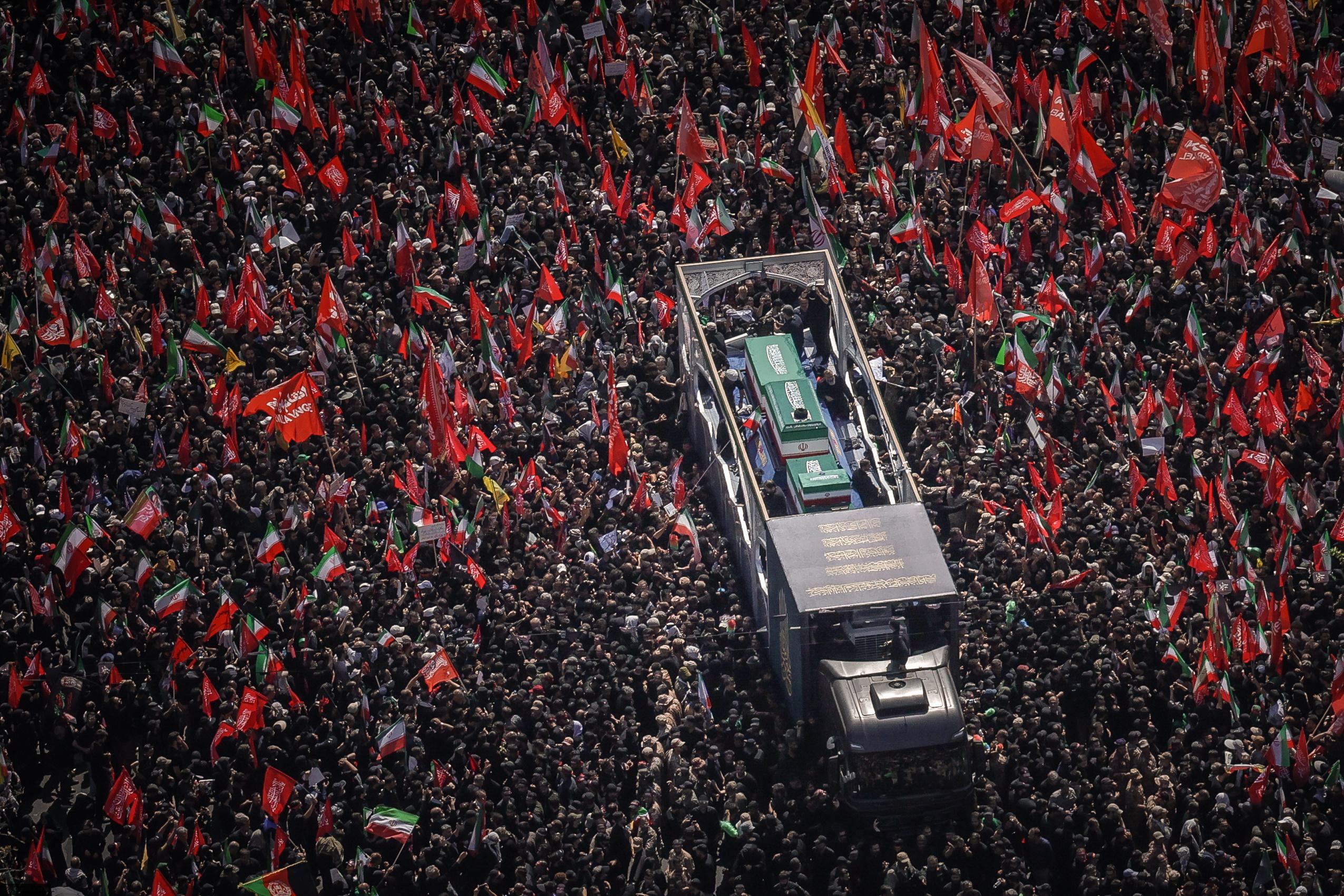 تشييع مهيب ومليوني للإمام الشهيد السيد علي الخامنئي (قدس الله نفسه الزكية) وأفراد عائلته في طهران