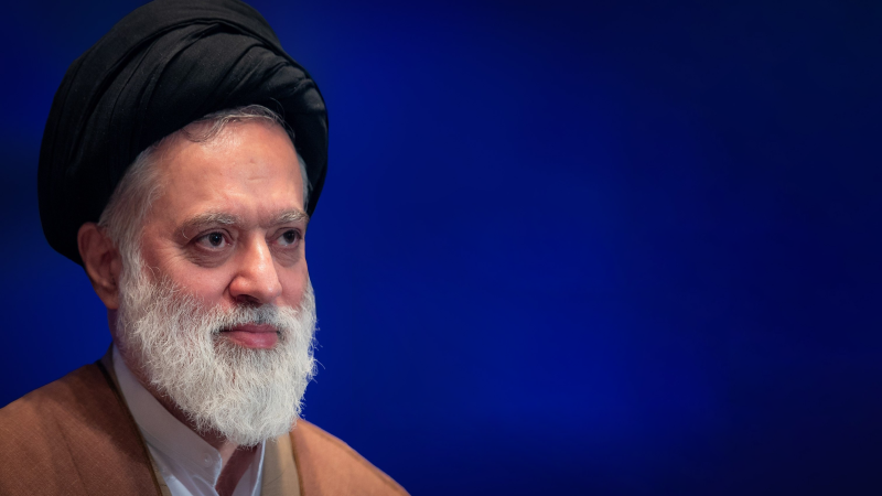 الإمام الخامئي كان من أوائل منظّري الفكر الاجتماعي في الثورة الإسلامية