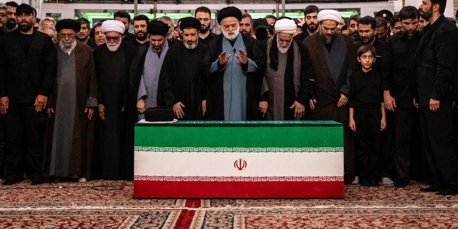 Images de la prière funèbre célébrée pour la dépouille pure de l'Imam martyr Sayed Ali Khamenei à Machhad