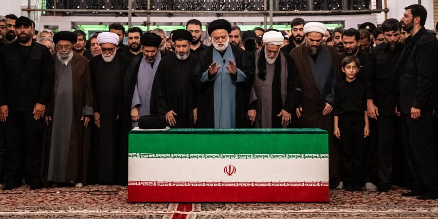 إقامة الصلاة على جثمان الإمام الشهيد آية الله العظمى الشهيد السيد علي الحسيني الخامنئي (قدّس الله نفسه الزكيّة)