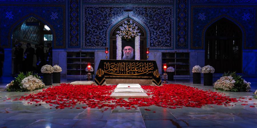 توافد الزوّار المعزّين لزيارة المرقد الطاهر لقائد الثورة الإسلامية الشهيد في حرم الإمام الرضا (عليه السلام)