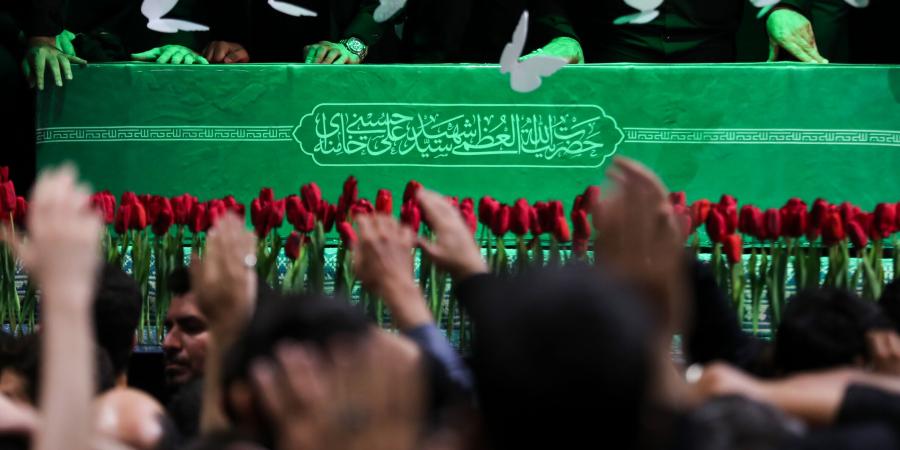 İmam Xomeyni Hüseyniyyəsinin yaxınlığında İslam İnqilabının şəhid Rəhbəri Həzrət Ayətullah əl-Üzma Seyid Əli Xameneinin cənazəsi ilə vida mərasimi