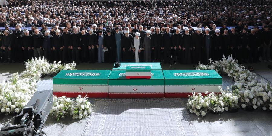 Mücahid şəhid Ayətullah Əl-Üzma Seyid Əli Xamenei və şəhid ailəsinin pak cənazəsinə qılınan cənazə namazının