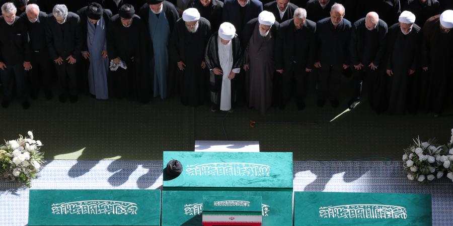 Tehrandakı İmam Xomeyni müsəllasında mücahid şəhid İmamın və şəhid ailəsinin pak cənazəsinə qılınan cənazə namazının tam videosu