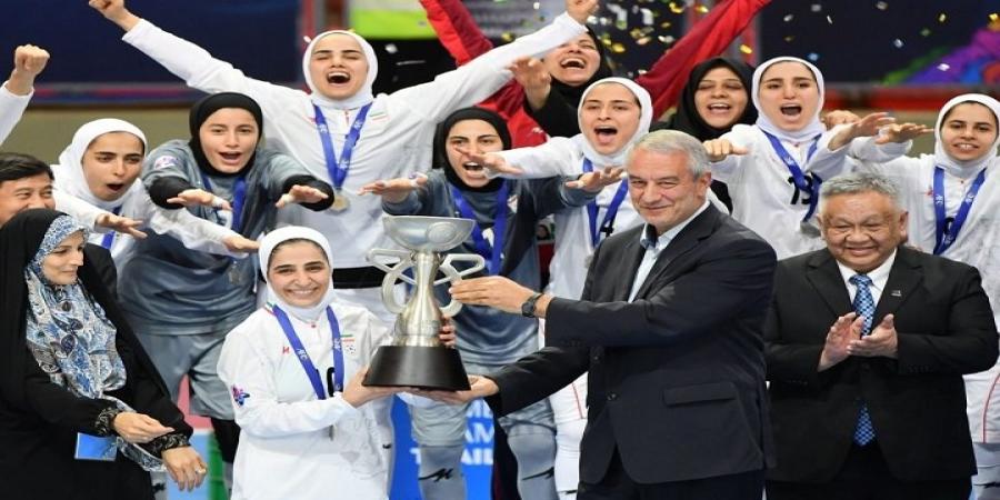 Une femme qui porte le hijab et monte sur le podium pour recevoir sa médaille ...