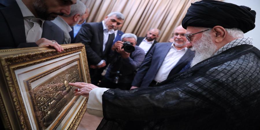 ما هي أهم الأمور التي دار الحديث حولها في لقاء السيد صالح العاروري بالإمام الخامنئي؟